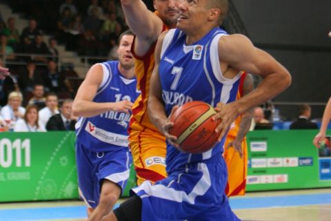 Macedonia's Predrag Samardzitski (L) vies with Finland's Shawn Huff (R) during the EuroBasket 2011 round group C match between Macedonia and Finland at Arena sports hall on September 4, 2011 in Alytus. AFP PHOTO / PETRAS MALUKAS (Photo credit should read PETRAS MALUKAS/AFP/Getty Images)