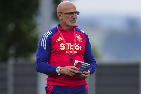 Spain's head coach Luis de la Fuente attends a training session ahead of Sunday's Euro 2024, final soccer match in Donaueschingen, Germany, Wednesday, July 10, 2024. (AP Photo/Manu Fernandez)