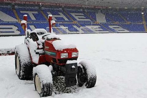 A tractor sits on the snow-covered pitch at St Andrews. The game was postponed due to the bad weather a few hours before kick off in the English Premier League football match between Birmingham City and Newcastle United at St. Andrews, Birmingham, West Midlands, England, on December 18, 2010. AFP PHOTO/IAN KINGTON

FOR EDITORIAL USE ONLY Additional licence required for any commercial/promotional use or use on TV or internet (except identical online version of newspaper) of Premier League/Football League photos. Tel DataCo +44 207 2981656. Do not alter/modify photo.