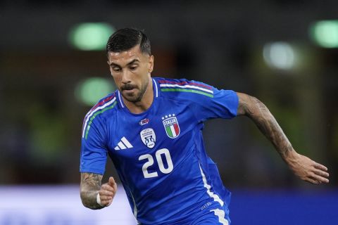 Italy's Mattia Zaccagni controls the ball during the international friendly soccer match between Italy and Turkey at the Renato Dall'Ara stadium in Bologna, Italy, Tuesday, June 4, 2024. (AP Photo/Antonio Calanni)