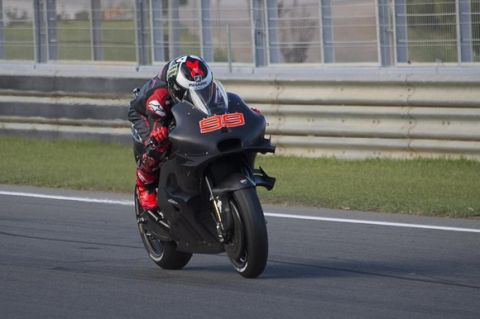 VALENCIA, SPAIN - NOVEMBER 15: Jorge Lorenzo of Spain and Ducati Team  heads down a straight during the MotoGP Pre Season Test in Valencia at Ricardo Tormo Circuit on November 15, 2016 in Valencia, Spain. (Photo by Mirco Lazzari gp/Getty Images)