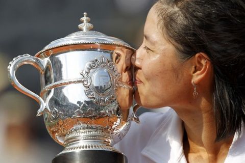 Li Na of China kisses the trophy after winning her women's final against Francesca Schiavone of Italy at the French Open tennis tournament at the Roland Garros stadium in Paris June 4, 2011.            REUTERS/Charles Platiau (FRANCE  - Tags: SPORT TENNIS IMAGE OF THE DAY TOP PICTURE)