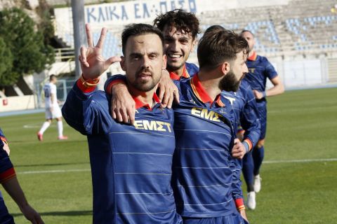 Οι παίκτες της Athens Kallithea πανηγυρίζουν γκολ απέναντι στο Αιγάλεω