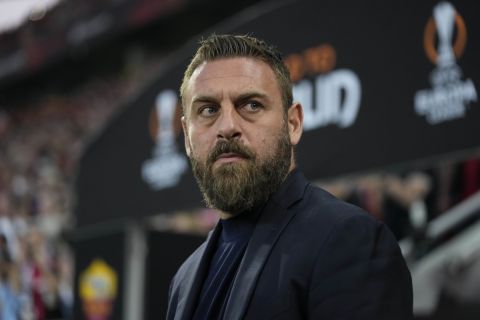 Roma's head coach Daniele De Rossi waits for the start of the Europa League second leg semi-final soccer match between Leverkusen and Roma at the BayArena in Leverkusen, Germany, Thursday, May 9, 2024. (AP Photo/Matthias Schrader)