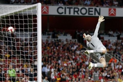 Arsenal's Spanish goalkeeper Manuel Almunia (R) dives in vain to try to save a shot from Hull City's Brazilian player Geovanni (not pictured) who scored Hull's first goal during the Premiership match at The Emirates Stadium in London on September 27, 2008. AFP PHOTO / Adrian Dennis 

Mobile and website use of domestic English football pictures are subject to obtaining a Photographic End User Licence from Football DataCo Ltd Tel : +44 (0) 207 864 9121 or e-mail accreditations@football-dataco.com - applies to Premier and Football League matches. (Photo credit should read ADRIAN DENNIS/AFP/Getty Images)