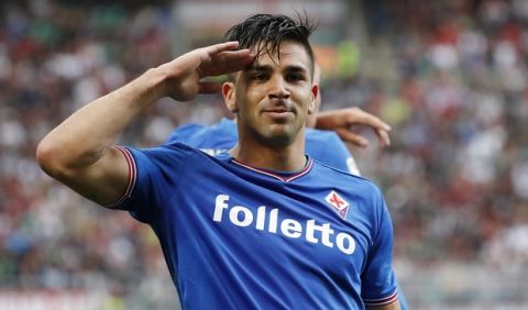 Fiorentina's Giovanni Simeone celebrates after scoring his side's opening goal during the Serie A soccer match between AC Milan and Fiorentina at the San Siro stadium in Milan, Italy, Sunday, May 20, 2018. (AP Photo/Antonio Calanni)