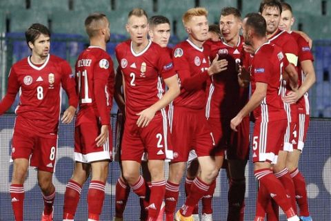 Οι παίκτες της Ουγγαρίας πανηγυρίζουν γκολ κόντρα στην Βουλγαρία για τα playoffs του Euro 2020