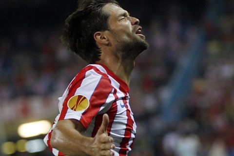 Atletico Madrid's Diego Ribas celebrates after scoring a goal against Celtic during their Europa League Group I soccer match at Vicente Calderon stadium in Madrid September 15, 2011.  REUTERS/Sergio Perez  (SPAIN - Tags: SPORT SOCCER)