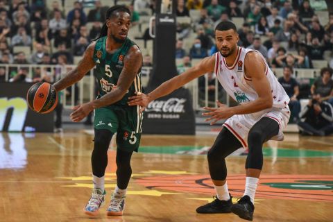 Panathinaikos Athens v EA7 Emporio Armani Milan - 2022/2023 Turkish Airlines EuroLeague Athens, Greece. 8th December 2022. Paris Lee, 5 of Panathinaikos Athens and Timothe Luwawu-Cabarrot, 2 of EA7 Emporio Armani Milan in action during the 2022/2023 Turkish Airlines EuroLeague Regular Season Round 12 match between Panathinaikos Athens and EA7 Emporio Armani Milan at OAKA stadium in Athens, Greece, on December 8, 2022. Athens Greece PUBLICATIONxNOTxINxFRA Copyright: xNicolasxKoutsokostasx originalFilename:koutsokostas-notitle221208_npgZu.jpg 