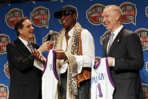 Five time NBA champion Dennis Rodman (C) talks with Jim Nantz (L) as fellow class member Chris Mullin looks on during the Naismith Memorial Basketball Hall of Fame Announcement of the Class of 2011 in Houston, Texas, April 4, 2011. REUTERS/Jeff Haynes (UNITED STATES - Tags: SPORT BASKETBALL)