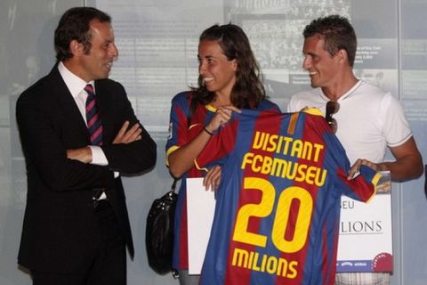 Monica Ruiz (C) and her partner Robert Castellnou speak with FC Barcelona President Sandro Rosell (L) after she became the 20 millionth visitor at the club's museum, in Barcelona September 9, 2010. REUTERS/Albert Gea (SPAIN - Tags: SPORT SOCCER)