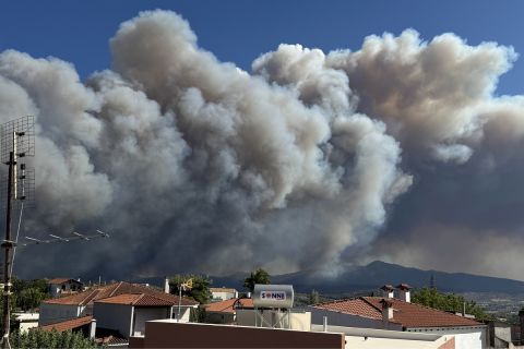 Εκτός ελέγχου η φωτιά στον Βαρνάβα, σύννεφα καπνού έχουν σκεπάσει τον ουρανό της Αττικής