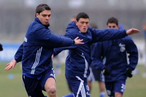 Schalke's new recruit Greek striker Angelos Charisteas (L) warms up with Greek defender Kyriakos Papadopoulous (C) and other teammates during a training session of German first division Bundesliga club Schalke 04 on February 1, 2011 in Gelsenkirchen, western Germany. Bundesliga side Schalke 04 on Sunday (January 30, 2011) signed Charisteas until the end of the season.    AFP PHOTO / PATRIK STOLLARZ (Photo credit should read PATRIK STOLLARZ/AFP/Getty Images)