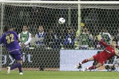 Fiorentina's goalie Christian Vieri  misses to score during a penalty shoot out a in a UEFA Cup, semifinal, return-leg soccer match between Fiorentina and Rangers, at the Artemio Franchi stadium, in Florence, Italy, Thursday, May 1, 2008. Rangers beat Fiorentina 4-2 in a penalty shootout to advance to the UEFA Cup final. At right is Rangers' goalie Neil Alexander. (AP Photo/Fabrizio Giovannozzi)