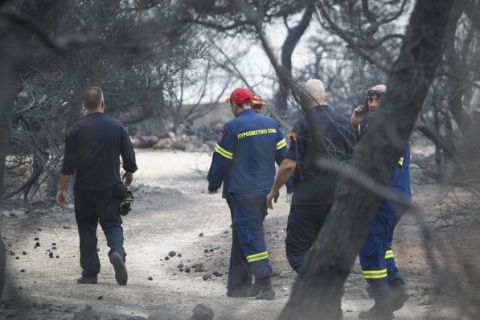 ΠΥΡΚΑΓΙΑ ΣΤΗ ΡΑΦΗΝΑ / ΠΑΝΩ ΑΠΟ 20 ΟΙ ΝΕΚΡΟΙ ΣΤΟ ΚΟΚΚΙΝΟ ΛΙΜΑΝΑΚΙ (ΦΩΤΟΓΡΑΦΙΑ: ΘΑΝΑΣΗΣ ΔΗΜΟΠΟΥΛΟΣ / EUROKINISSI)