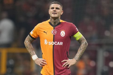 Galatasaray's Mauro Icardi, walks off the pitch after his team lose the Champions League play-off second leg soccer match between Galatasaray and Young Boys in Istanbul, Turkey, Tuesday, Aug. 27, 2024. (AP Photo/Francisco Seco)