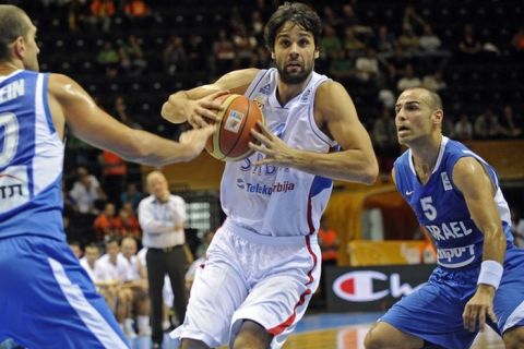 Milos Teodosic  of Serbia vies with Tal Bursteinand(L) and Afik Nissim of Israel during a 2011 European championship qualifying round, group B basketball game in Siauliai on September 2, 2011. AFP PHOTO / JANEK SKARZYNSKI (Photo credit should read JANEK SKARZYNSKI/AFP/Getty Images)