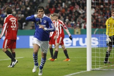 Schalke 04's Raul of Spain celebrates his team's first goal during the German soccer cup DFB-Pokal semi-final against Bayern Munich in Munich March 2, 2011.   REUTERS/Kai Pfaffenbach (GERMANY - Tags: SPORT SOCCER) DFB RULES PROHIBIT USE IN MMS SERVICES VIA HANDHELD DEVICES UNTIL TWO HOURS AFTER A MATCH AND ANY USAGE ON INTERNET OR ONLINE MEDIA SIMULATING VIDEO FOOTAGE DURING THE MATCH