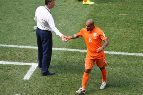 FORTALEZA, BRAZIL - JUNE 29: Nigel de Jong of the Netherlands shakes hands with head coach Louis van Gaal as he exits the game during the 2014 FIFA World Cup Brazil Round of 16 match between Netherlands and Mexico at Castelao on June 29, 2014 in Fortaleza, Brazil.  (Photo by Jamie McDonald/Getty Images)