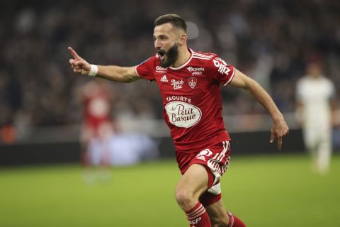 Brest's Franck Honorat celebrates after scoring his side's second goal during the French League One soccer match between Marseille and Brest at the Veldrome stadium in Marseille, France, Saturday, Dec. 4, 2021. (AP Photo/Daniel Cole)