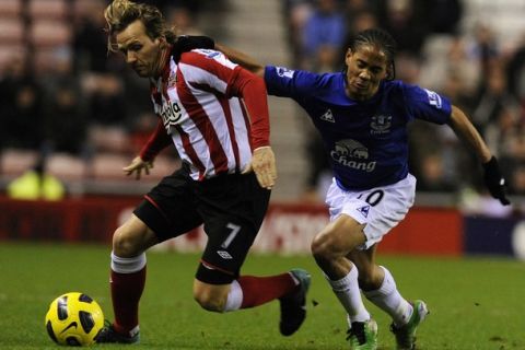 Everton's Steven Pienaar (R) challenges Sunderland's Bolo Zenden during their English Premier League soccer match in Sunderland, northern England November 22, 2010. REUTERS/Nigel Roddis (BRITAIN - Tags: SPORT SOCCER) NO ONLINE/INTERNET USAGE WITHOUT A LICENCE FROM THE FOOTBALL DATA CO LTD. FOR LICENCE ENQUIRIES PLEASE TELEPHONE ++44 (0) 207 864 9000