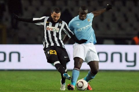 TURIN, ITALY - DECEMBER 16:  Simone Pepe of Juventus FC takes on Micah Richards of Manchester City during the UEFA Europa League group A match between Juventus FC and Manchester City at Stadio Olimpico di Torino on December 16, 2010 in Turin, Italy.  (Photo by Valerio Pennicino/Getty Images)