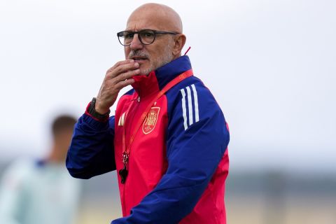 Spain's head coach Luis de la Fuente gestures during a training session ahead of Friday's Euro 2024, quarter final soccer match against Germany in Donaueschingen, Germany, Thursday, July 4, 2024. (AP Photo/Manu Fernandez)