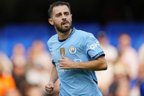 Manchester City's Bernardo Silva during the English Premier League soccer match between Chelsea and Manchester City at Stamford Bridge stadium in London, England, Sunday, Aug, 18, 2024. (AP Photo/Dave Shopland)