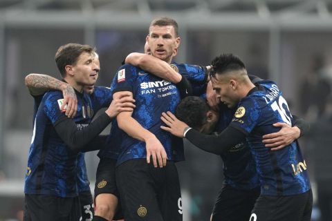 Οι παίκτες της Ιντερ πανηγυρίζουν κόντρα στην Έμπολι σε ματς για το κύπελλο Ιταλίας