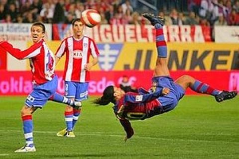 Barcelonas Ronaldinho scores the first goal during a Spanish league football match against Atletico de Madrid at the Vicente Calderon Stadium, on March 1, 2008 in Madrid.    AFP PHOTO / Pedro ARMESTRE