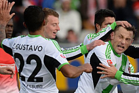 Fußball Bundesliga 15. Spieltag: SC Freiburg - VfL Wolfsburg am 08.12.2013 im Mage Solar Stadion in Freiburg (Baden-Württemberg). Ivica Olic (2 v r) von Wolfsburg bejubelt das 2:0 mit seinen Mitspielern. Foto: Patrick Seeger/dpa (Wichtiger Hinweis: Aufgrund der Akkreditierungsbestimmungen der DFL ist die Publikation und Weiterverwertung im Internet und in Online-Medien während des Spiels auf insgesamt fünfzehn Bilder pro Spiel begrenzt.)