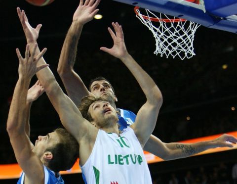 Lithuania's  Simas Jasaitis(C) vies with Greece's Nick Calathes (L) and Ioannis Bourousis (R) during the EuroBasket 2011 game for the 5th place between Lithuania and Greece in Kaunas, on September 17, 2011.       AFP PHOTO/ PETRAS MALUKAS (Photo credit should read PETRAS MALUKAS/AFP/Getty Images)