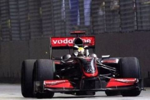 McLaren Formula One driver Lewis Hamilton of Briton celebrates his win at the Singapore Grand Prix on the Marina Bay City Circuit in Singapore, Sunday, Sept 27, 2009.  (AP Photo/Wong Maye-E)