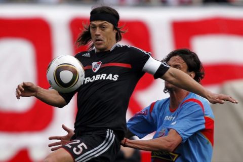 River Plate's Matias Almeyda (C) fights for the ball with Arsenal's Mauro Obolo during their Argentine First Division soccer match in Buenos Aires, September 12, 2010. REUTERS/Marcos Brindicci (ARGENTINA - Tags: SPORT SOCCER)