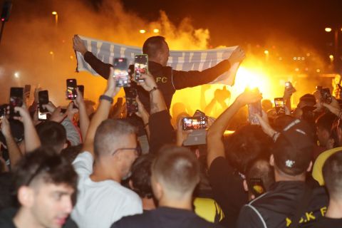 Παράνοια για Μαρσιάλ: 3.000 φίλοι της ΑΕΚ υποδέχθηκαν τον νέο κίτρινο μάγο