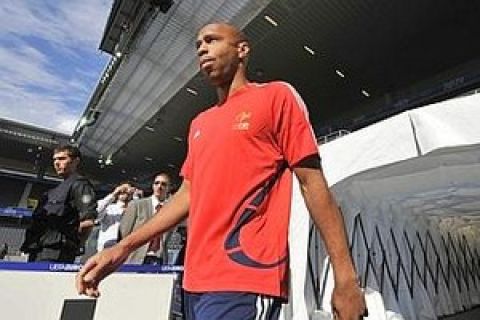 French forward Thierry Henry steps onto the pitch for a training session on June 12, 2008, at the Suisse Wankdorf stadium in Bern, on the eve of their second match of the Euro 2008 football championship against the Netherlands. AFP PHOTO / JOHN MACDOUGALL 