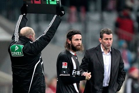 RAU// SKIBBE_AMANATI_B2711_RAU.JPG,  MUENCHEN MÜNCHEN, DEUTSCHLAND, 27.11.2010, Trainer Michael SKIBBE und Ioannis AMANATIDIS (Frankf),  FCB,  FC BAYERN MÜNCHEN  Muenchen  - Eintracht Frankfurt , 4 - 1 , Bundesliga  Saison 2010_11, FUSSBALL , FUßBALL, FOOTBALL, SOCCER,  "Fussball Bundesliga", "Fußball Bundesliga",  "Fussball-Bundesliga", "Fußball-Bundesliga", DFL , "Deutsche Fussball Liga" , "Deutsche Fußball Liga", '1. BUNDESLIGA',