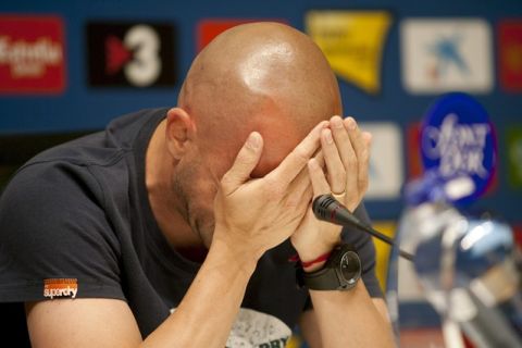 DEP06. CORNELLÁ (BARCELONA), 19/05/2011.- El centrocampista del Espanyol Iván de la Peña ha anunciado, entre lágrimas y muy emocionado, su retirada del fútbol profesional durante la rueda de prensa hoy en el estadio Cornellá-El Prat. EFE/Alejandro Garcia