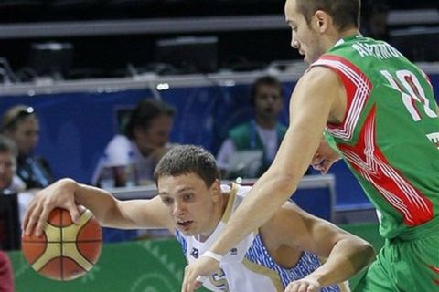 Ukraine's Denys Lukashov, left, challenges for the ball with Bulgaria's Bozhidar Avramov, during their EuroBasket European Basketball Championship Group D match in Klaipeda, Lithuania, Saturday Sept. 3, 2011. (AP Photo/Darko Vojinovic)