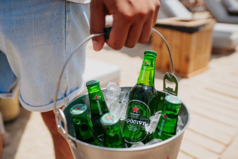 "Heineken ή Πράσινη": Ζητήσαμε απάντηση στο δίλημμα στην παραλία της Βούλας