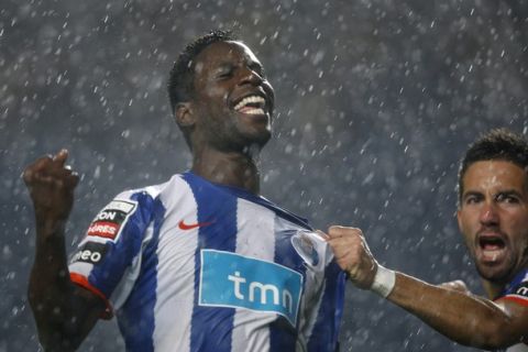 Porto's Silvestre Varela (L) celebrates his goal against Academica with teammate Joao Moutinho during their Portuguese Premier League soccer match at Coimbra city stadium October 30, 2010. REUTERS/Marcos Borga (PORTUGAL - Tags: SPORT SOCCER)