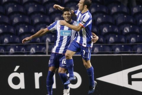 Porto's Hulk de Sousa (L) celebrates his goal against Setubal with his teammate Fernando Belluschi during their Portuguese Premier League soccer match at Dragao stadium in Porto December 6, 2010. REUTERS/Miguel Vidal (PORTUGAL - Tags: SPORT SOCCER)