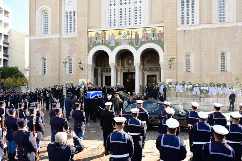 Φωτογραφία έξω από τη Μητρόπολη Αθηνών στην κηδεία του Κώστα Σημίτη