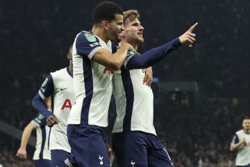 Tottenham's Timo Werner celebrates with teammates after scoring his side's opening goal during the English League Cup fourth round soccer match between Tottenham and Manchester City, at the Tottenham Hotspur Stadium in London, Wednesday, Oct 30, 2024. (AP Photo/Ian Walton)