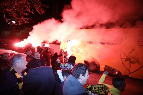 ΑΕΚ: Χαμός από φιλάθλους της Ένωσης στην άφιξη της αποστολής στην Πορταριά