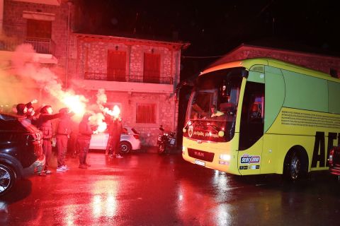 Η υποδοχή στους παίκτες της ΑΕΚ