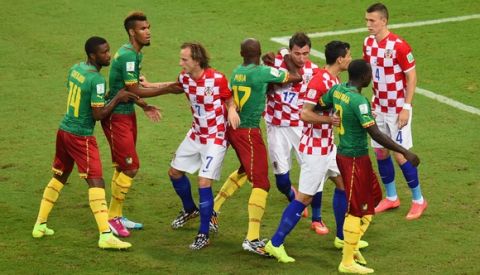 MANAUS, BRAZIL - JUNE 18: Charles Itandje #17 of Cameroon fights for position with Mario Mandzukic of Croatia before a corner kick during the 2014 FIFA World Cup Brazil Group A match between Cameroon and Croatia at Arena Amazonia on June 18, 2014 in Manaus, Brazil.  (Photo by Stu Forster/Getty Images)