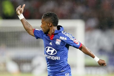 Olympique Lyon's Michel Bastos celebrates after scoring against Evian-Thonon-Gaillard during their French Ligue 1 soccer match in Annecy August 24, 2012.  REUTERS/Robert Pratta (FRANCE - Tags: SPORT SOCCER)