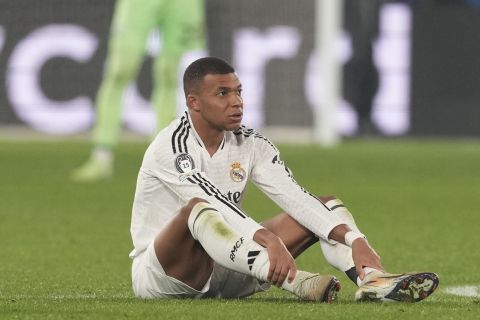 Real Madrid's Kylian Mbappe, left, talks with referee Szymon Marciniak during the Champions League opening phase soccer match between Atalanta and Real Madrid at the Bergamo's stadium, in Bergamo, Italy, Tuesday, Dec. 10, 2024. (AP Photo/Antonio Calanni)