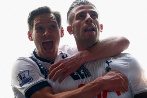 during the Barclays Premier League match between Tottenham Hotspur and Manchester United at White Hart Lane on April 10, 2016 in London, England.